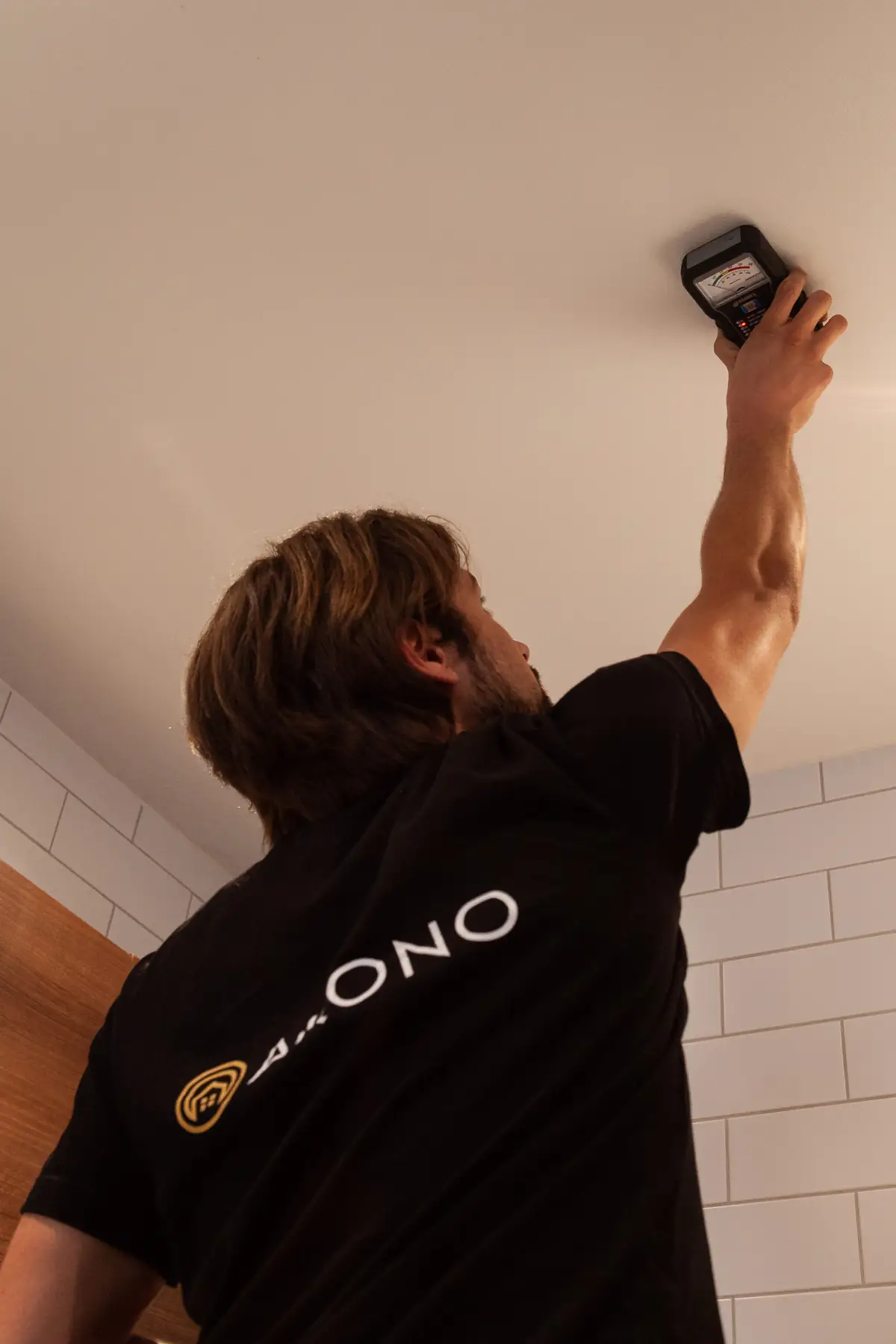 Akonos tekniker monterar ett ventilationsdon i taket
